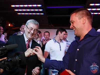 Андрей Ватутин вручает перстень за прошлый сезон Йонасу Казлаускасу (фото М. Сербин, cskabasket.com)