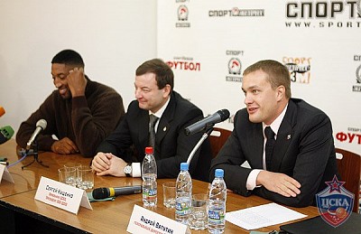 Скотти Пиппен, Серегй Кущенко и Андрей Ватутин (слева направо) (фото М. Сербин, cskabasket.com)