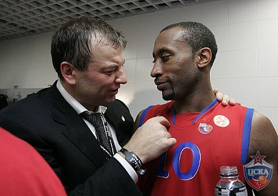 Sergey Kushchenko and Jon Robert Holden (photo M. Serbin, cskabasket.com)
