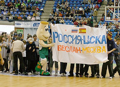На матче присутствовало двадцать школьников из североосетинского Беслана (фото С.Макаров)