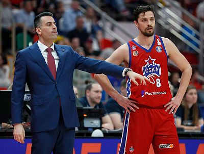 Андреас Пистиолис и Антон Астапкович (фото: М. Сербин, cskabasket.com)