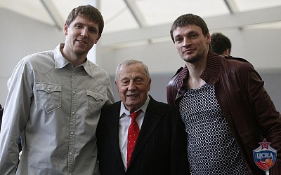 Виктор Хряпа, Михаил Резников и Алексей Зозулин (фото: М. Сербин, cskabasket.com)