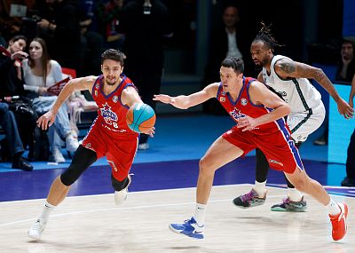 Антон Астапкович и Семён Антонов (фото: М. Сербин, cskabasket.com)