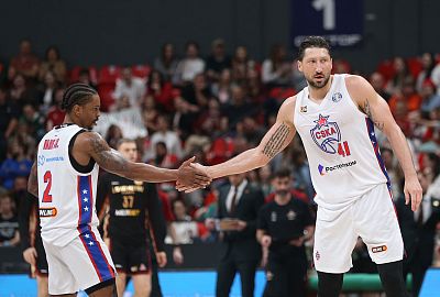 Каспер Уэйр и Никита Курбанов (фото: М. Сербин, cskabasket.com)