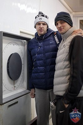 Victor Khryapa and Aleksei Zozulin (photo: M. Serbin, cskabasket.com)