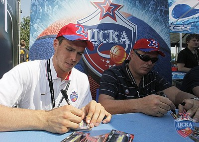 Сергей Быков и Дмитрий Шакулин дают автографы (фото М. Сербин, cskabasket.com)
