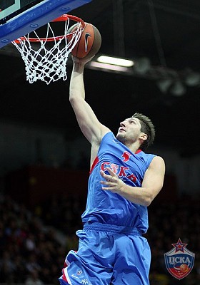 Никита Курбанов забивает сверху (фото М. Сербин, cskabasket.com)