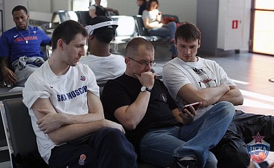 В ожидании рейса парни смотрят финал KHL (фото: М. Сербин, cskabasket.com)