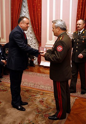 Николай Панков вручает медаль Юрию Юркову (фото М. Сербин)