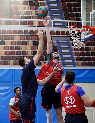 Никола Милутинов и Андрей Десятников (фото: М. Сербин, cskabasket.com)