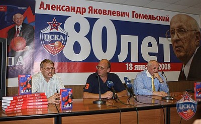 Роман Кудряшов, Леонид Володарский и Владимир Гомельский  (фото Ю. Кузьмин, cskabasket.com)