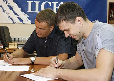 Andrey Vatutin and Zakhar Pashutin (photo cskabasket.com)