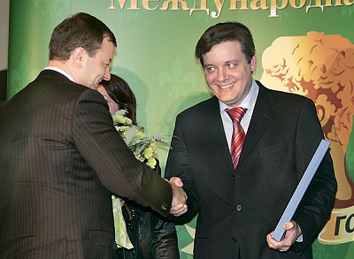 Сергей Кущенко получает премию «Персона года-2005» (фото М. Сербин)
