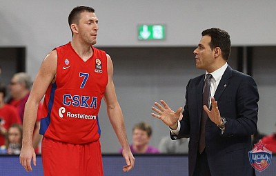 Vitaly Fridzon and Dimitris Itoudis (photo: M. Serbin, cskabasket.com)
