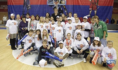 Андрей Кириленко и дети (фото М. Сербин, cskabasket.com)