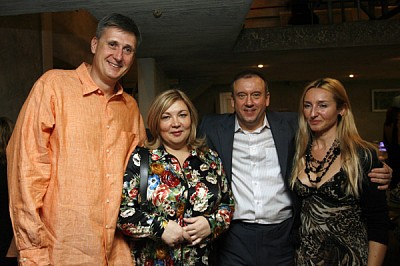 Андрей Мальцев и Юрий Юрков с супругами (фото М. Сербин)
