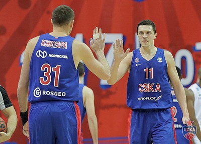 Виктор Хряпа и Семен Антонов (фото: М. Сербин, cskabasket.com)