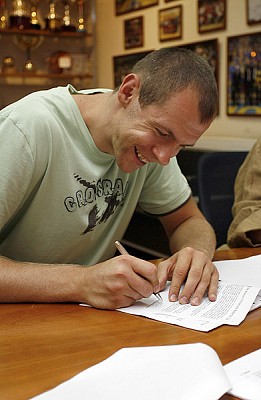 Рамунас Шишкаускас подписывает контракт (фото М. Сербин)