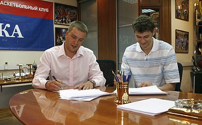Andrey Vatoutin and Artem Zabelin (photo cskabasket.com)
