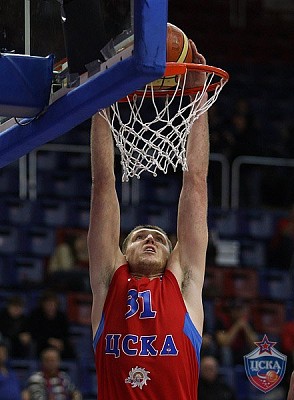 Viktor Khryapa dunks the ball (photo Y. Kuzmin, cskabasket.com)