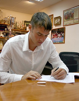 Vladimir Dyachok signs a contract (photo cskabasket.com)