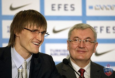 Андрей Кириленко и Йонас Казлаускас (фото М. Сербин, cskabasket.com)