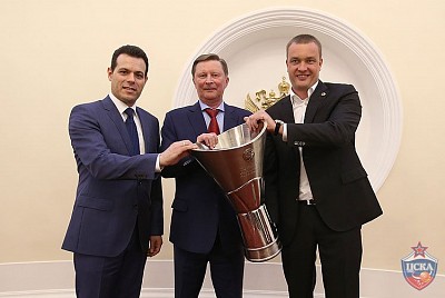 Димитрис Итуди, Сергей Иванов и Андрей Ватутин  (фото: М. Сербин, cskabasket.com)