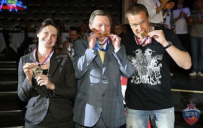 Елена Безденежных, Сергей Иванов и Андрей Ватутин (фото: М. Сербин, cskabasket.com)