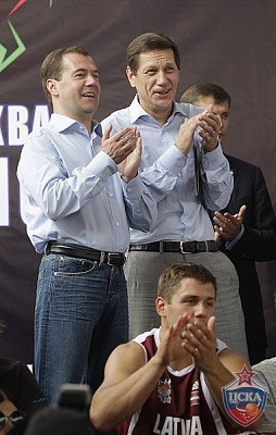 Дмитрий Медведев и Александр Жуков (фото М. Сербин, cskabasket.com)