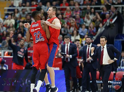 Кори Хиггинс и Виталий Фридзон (фото: М. Сербин, cskabasket.com)