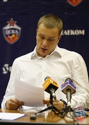 Андрей Ватутин отвечает на вопросы фанов, которые не смогли присутсвовать на встрече (фото М. Сербин, cskabasket.com)