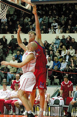 В атаке Алексей Саврасенко (фото cskabasket.com)
