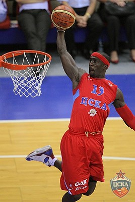 Pops Mensah-Bonsu dunks the ball (photo Y. Kuzmin, cskabasket.com)