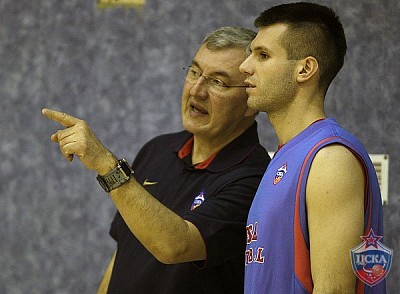 Йонас Казлаускас и Сани Бечирович (фото М. Сербин, cskabasket.com)