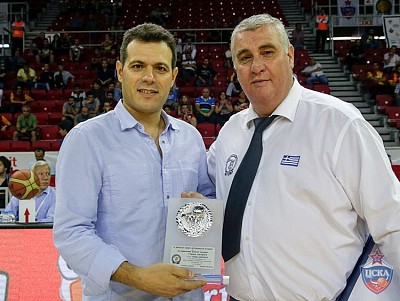 Димитрис Итудис получил награду от Союза полицейских Греции (фото: Т. Макеева, cskabasket.com)