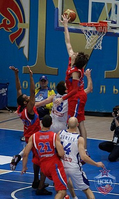 Aleksey Shved blocks the shot (photo M. Serbin, cskabasket.com)