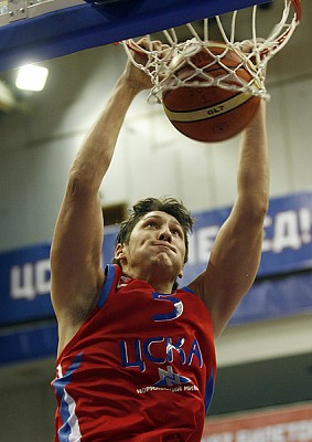 Никита Курбанов забивает сверху (фото Ю. Кузьмин)