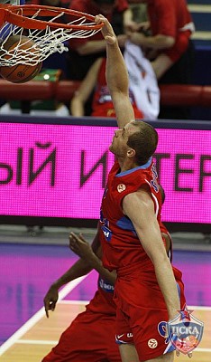 Ramunas Siskauskas dunks the ball (photo T. Makeeva, cskabasket.com)