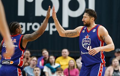 Каспер Уэйр и Никита Курбанов (фото: М. Сербин, cskabasket.com)
