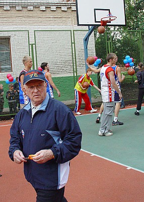 Александр Яковлевич подарил детям новенькую баскетбольную площадку (фото cskabasket.com)