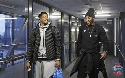 Kyle Hines and Sonny Weems (photo: M. Serbin, cskabasket.com)