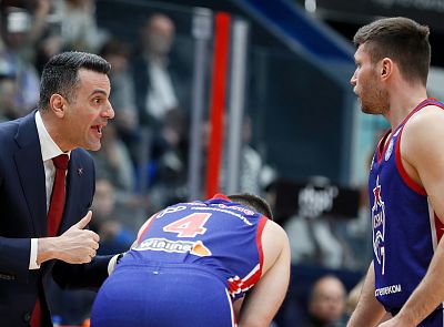 Андреас Пистиолис и Иван Ухов (фото: М. Сербин, cskabasket.com)