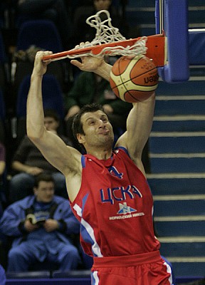 Теодорос Папалукас забивает сверху (фото М. Сербин)