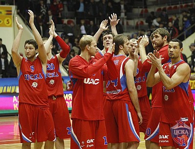CSKA greets the fans (photo M. Serbin, cskabasket.com)