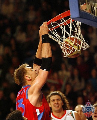 Дэвид Андерсен забивает сверху (фото М. Сербин, cskabasket.com)