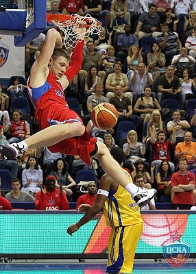 Andrey Vorontsevich dunks the ball (photo T. Makeeva, cskabasket.com)
