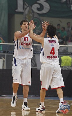 Viktor Khryapa and Milos Teodosic (photo M. Serbin, cskabasket.com)
