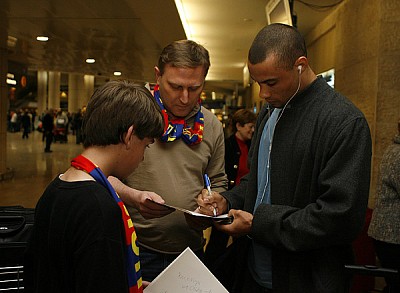 Траджан Лэнгдон даёт автографы болельщикам ЦСКА в аэропорту (фото М. Сербин)