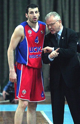 Душан Ивкович вносит коррективы в игру команды (фото М. Сербин)