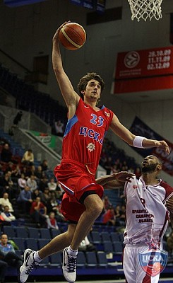 Alexey Shved dunks the ball (photo Y. Kuzmin, cskabasket.com)